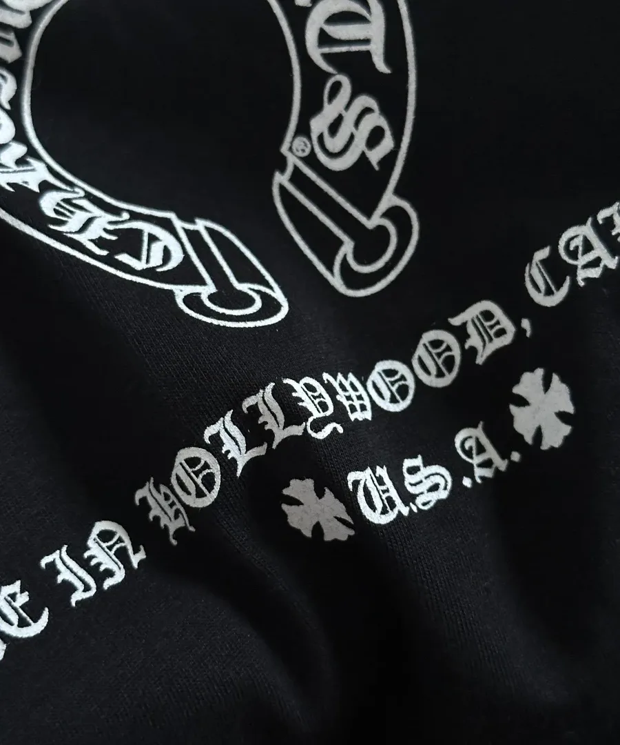 Текстура ткани и принт на черной футболке Chrome Hearts