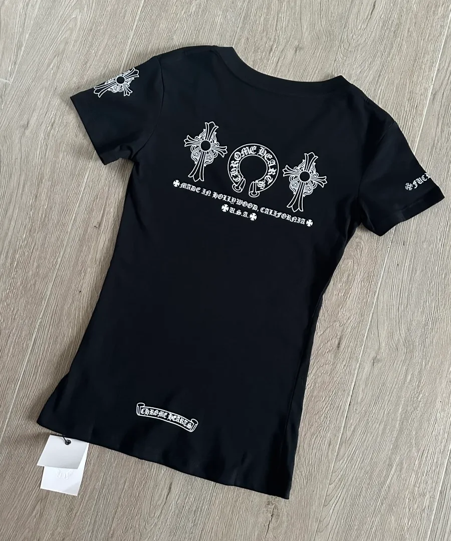 Черная женская футболка Chrome Hearts с V-образным вырезом сзади под углом