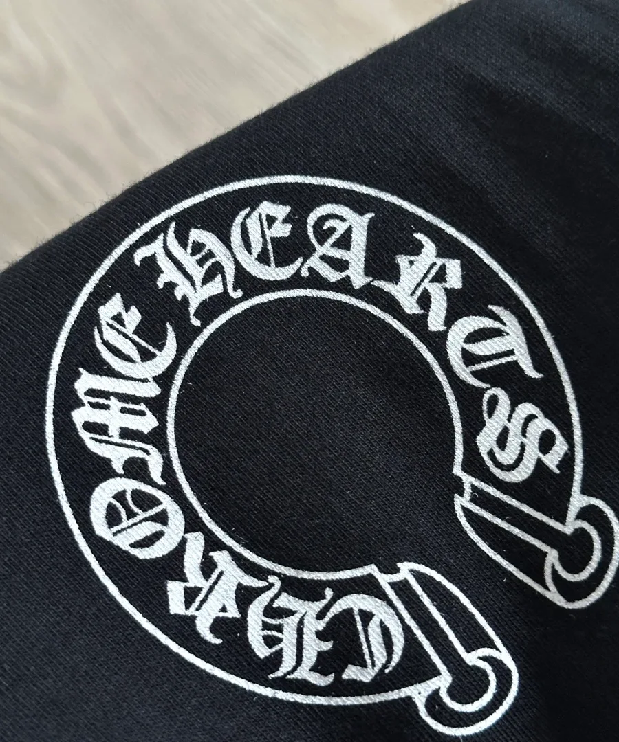 Принт в виде подковы Chrome Hearts на черной футболке крупным планом