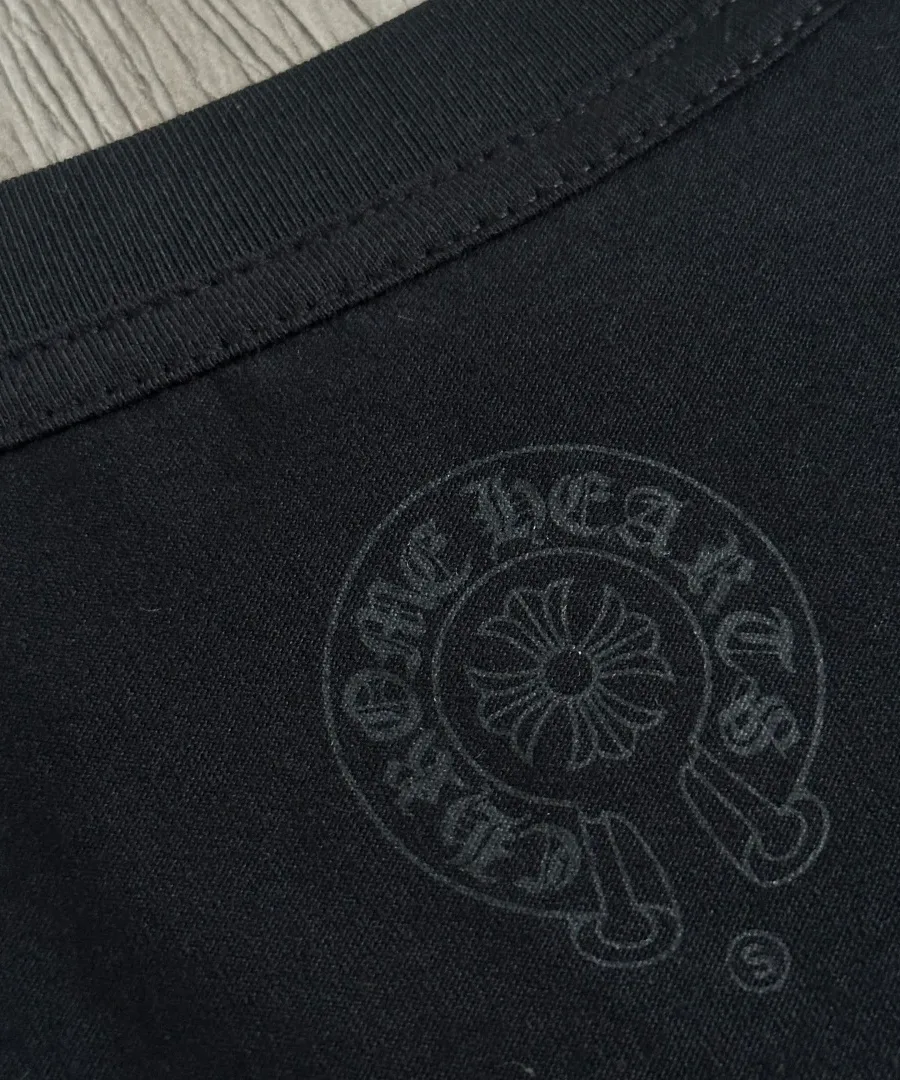 Внутренний принт с логотипом Chrome Hearts на черной футболке