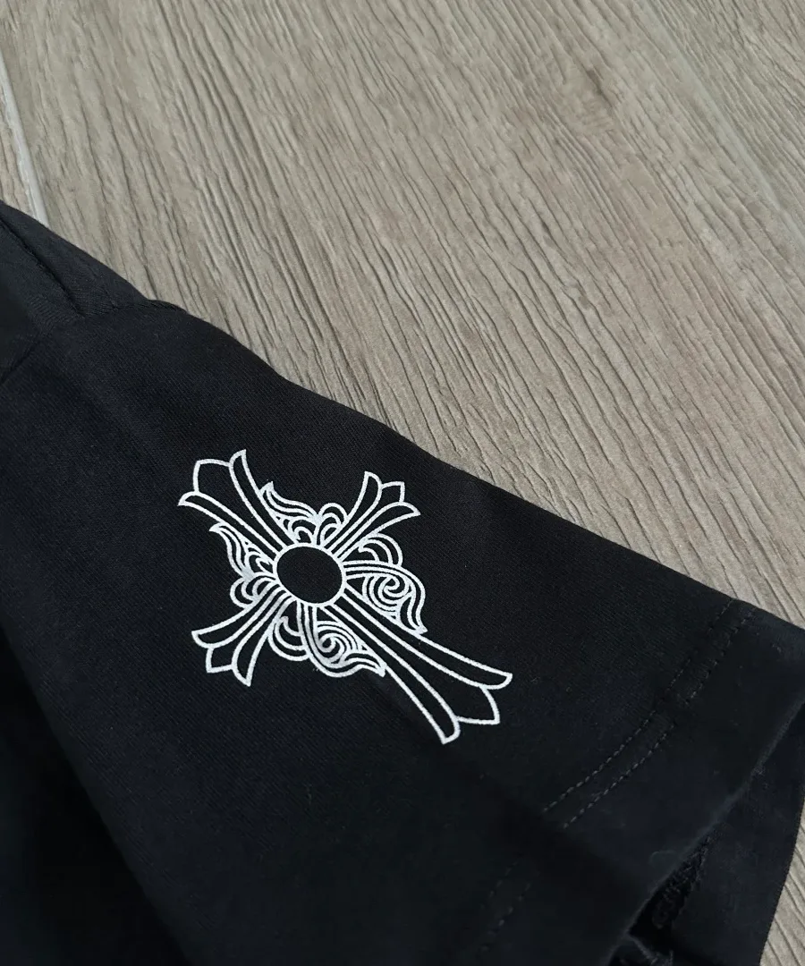 Принт с крестом на рукаве черной футболки Chrome Hearts