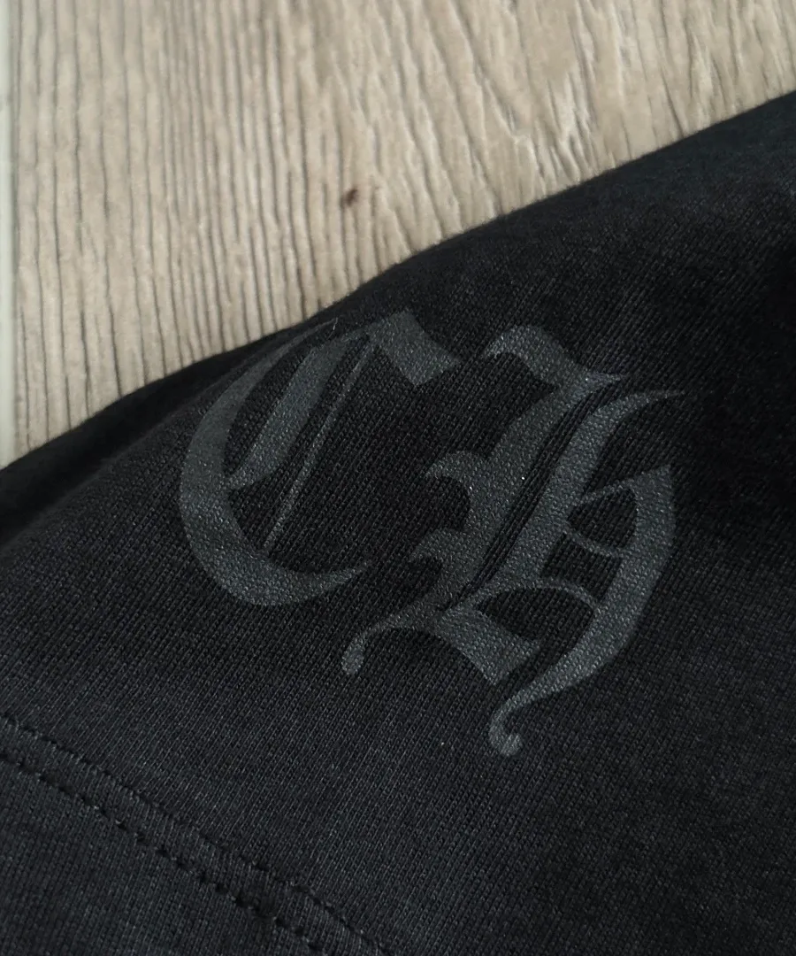 Теневой принт с буквами CH на рукаве черной футболки Chrome Hearts