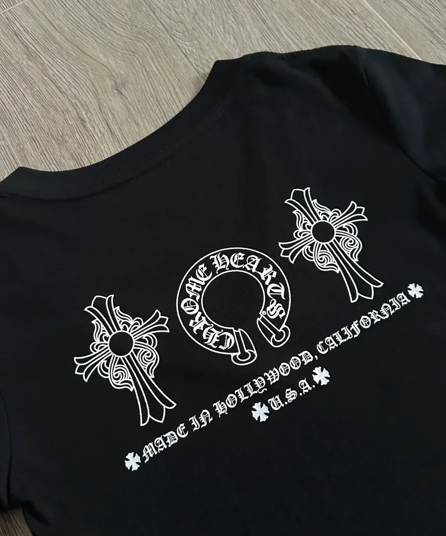 Принт с крестами и надписью на спине черной футболки Chrome Hearts