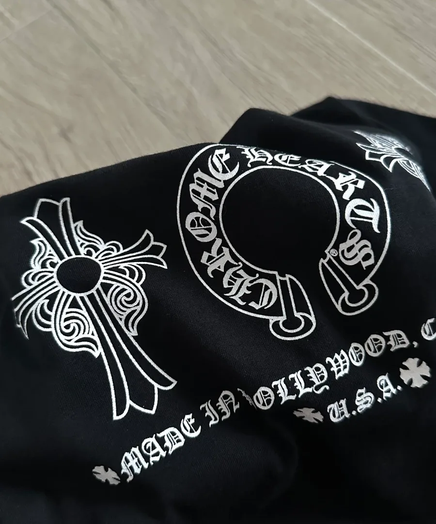 Деталь принта на спине черной футболки Chrome Hearts крупным планом