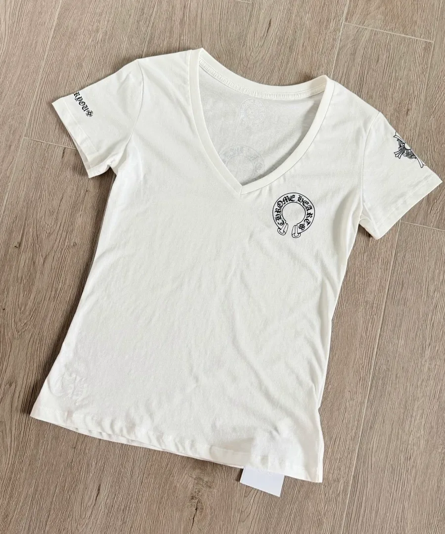 Белая женская футболка Chrome Hearts с V-образным вырезом под углом