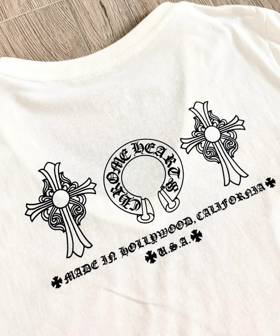 Принт с крестами и надписью на спине белой футболки Chrome Hearts