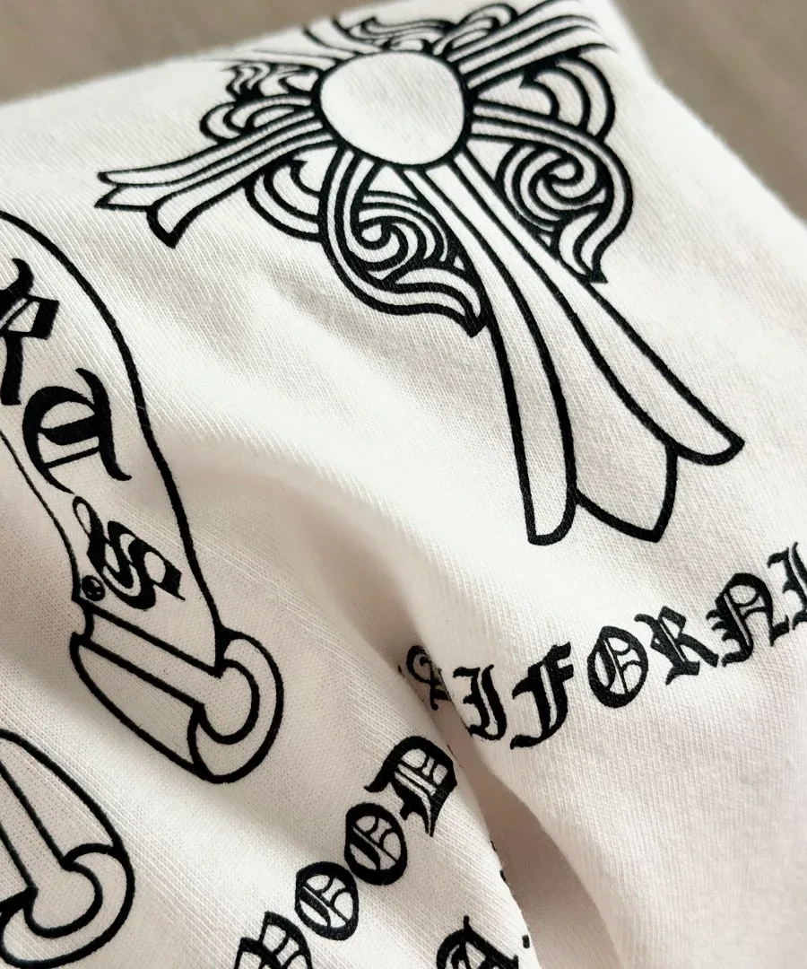 Деталь принта на спине белой футболки Chrome Hearts крупным планом