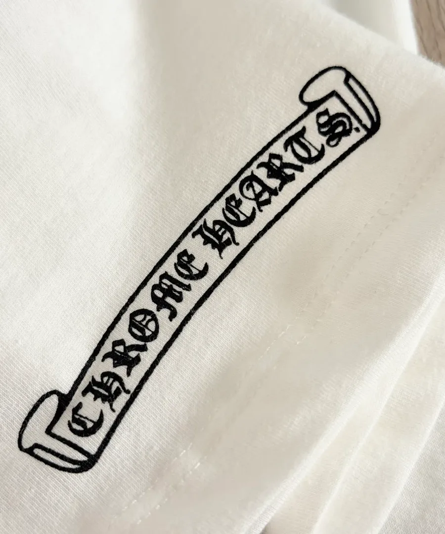 Принт с логотипом Chrome Hearts на рукаве белой футболки