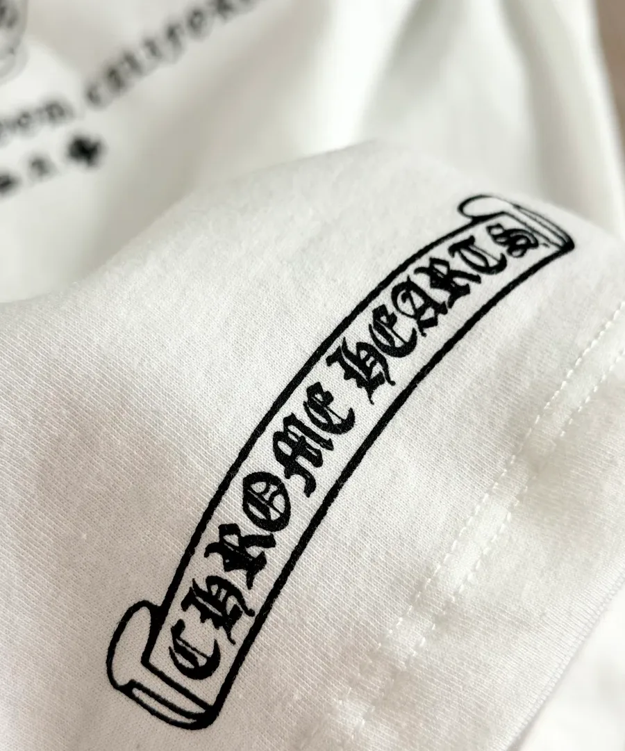 Деталь принта с логотипом Chrome Hearts на белой футболке