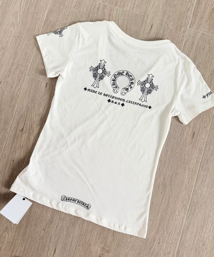 Белая женская футболка Chrome Hearts с V-образным вырезом сзади под углом