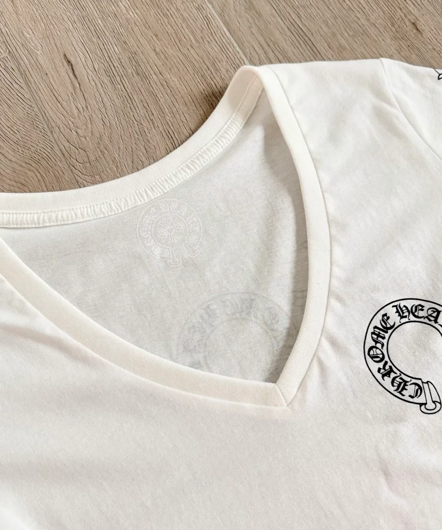 V-образный вырез белой футболки Chrome Hearts крупным планом