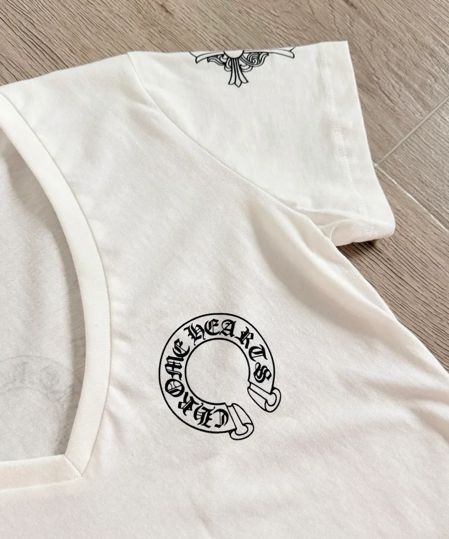 Принт в виде подковы Chrome Hearts на белой футболке крупным планом