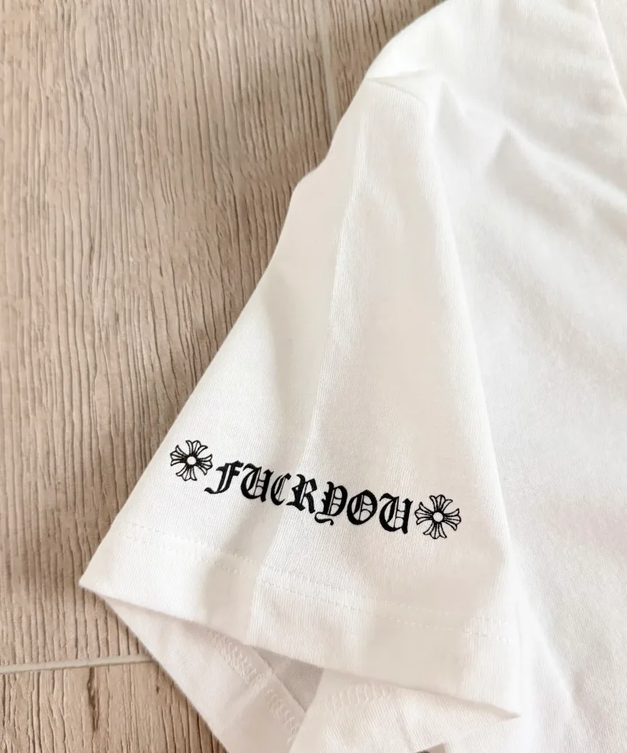 Принт Fuck You на рукаве белой футболки Chrome Hearts