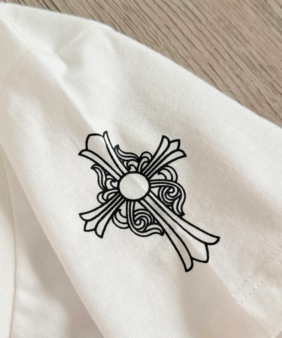 Принт с крестом на рукаве белой футболки Chrome Hearts