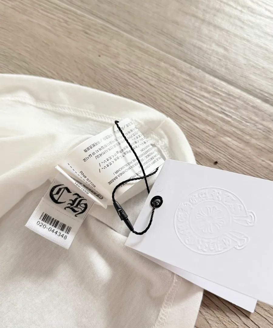 Фирменные бирки на белой футболке Chrome Hearts