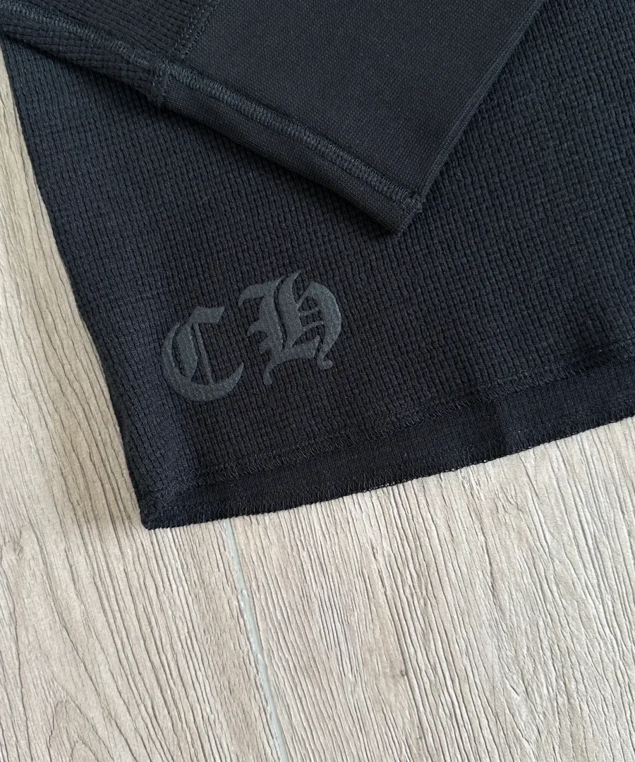 Принт CH в тон на нижнем крае лонгслива Chrome Hearts