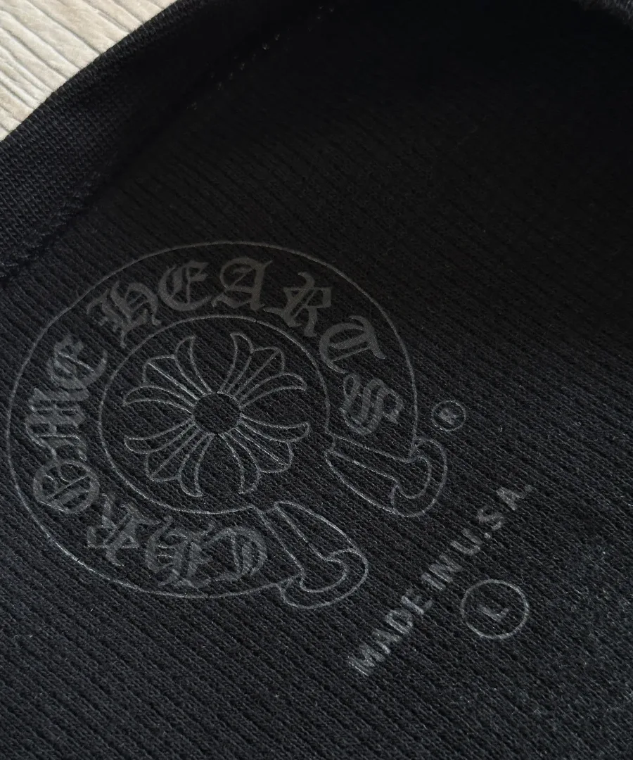 Внутренний принт на горловине лонгслива Chrome Hearts