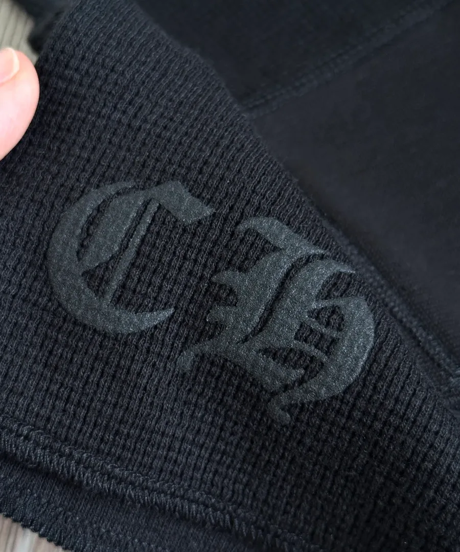 Логотип CH на манжете лонгслива Chrome Hearts