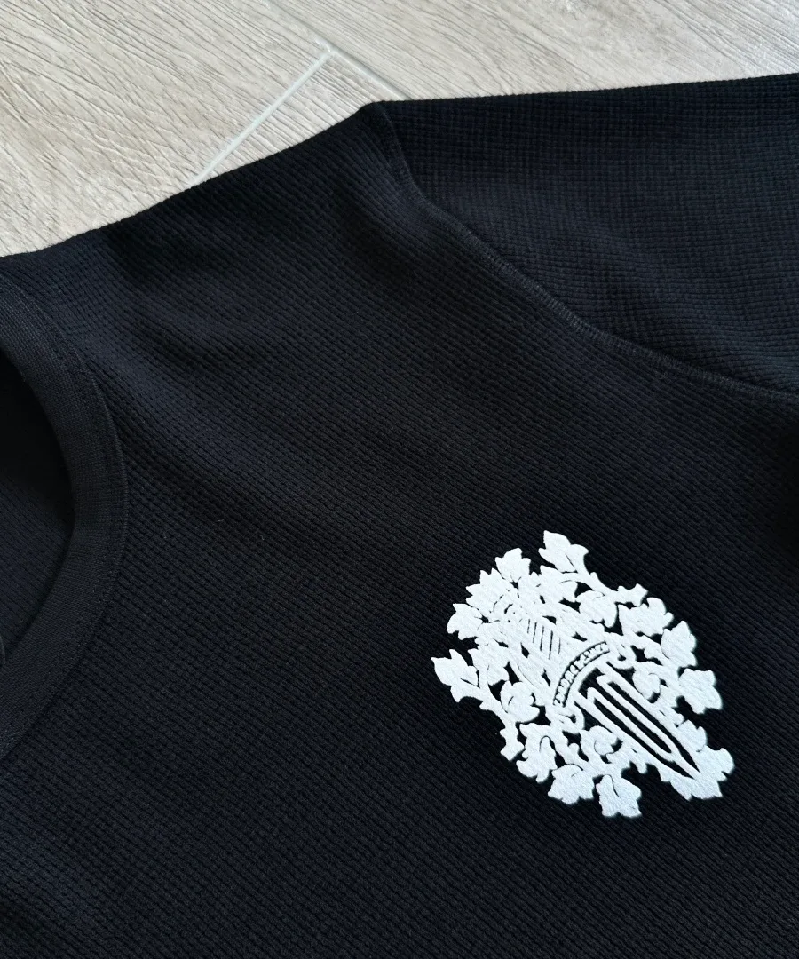 Принт на груди лонгслива Chrome Hearts
