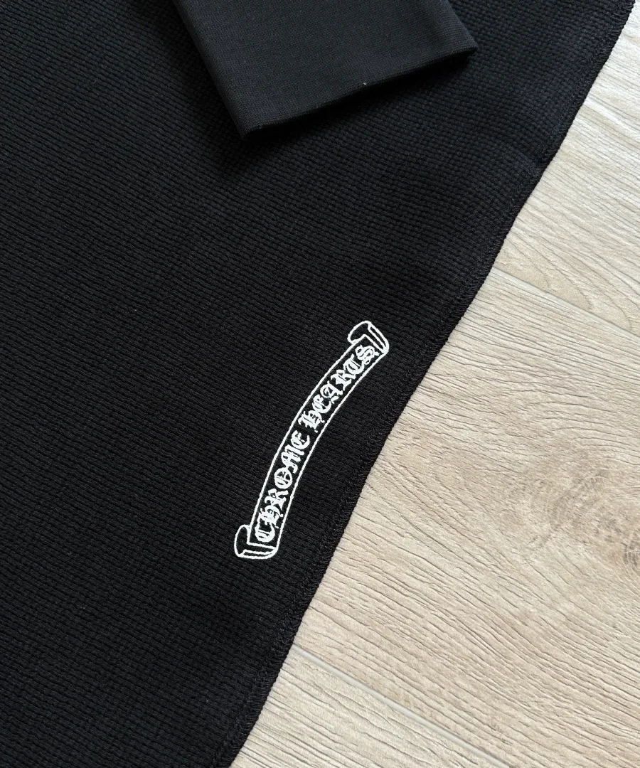 Принт с названием бренда Chrome Hearts на боковом шве