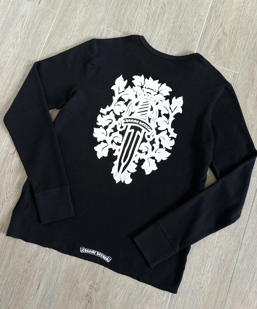 Спинка черного лонгслива Chrome Hearts с принтом кинжала