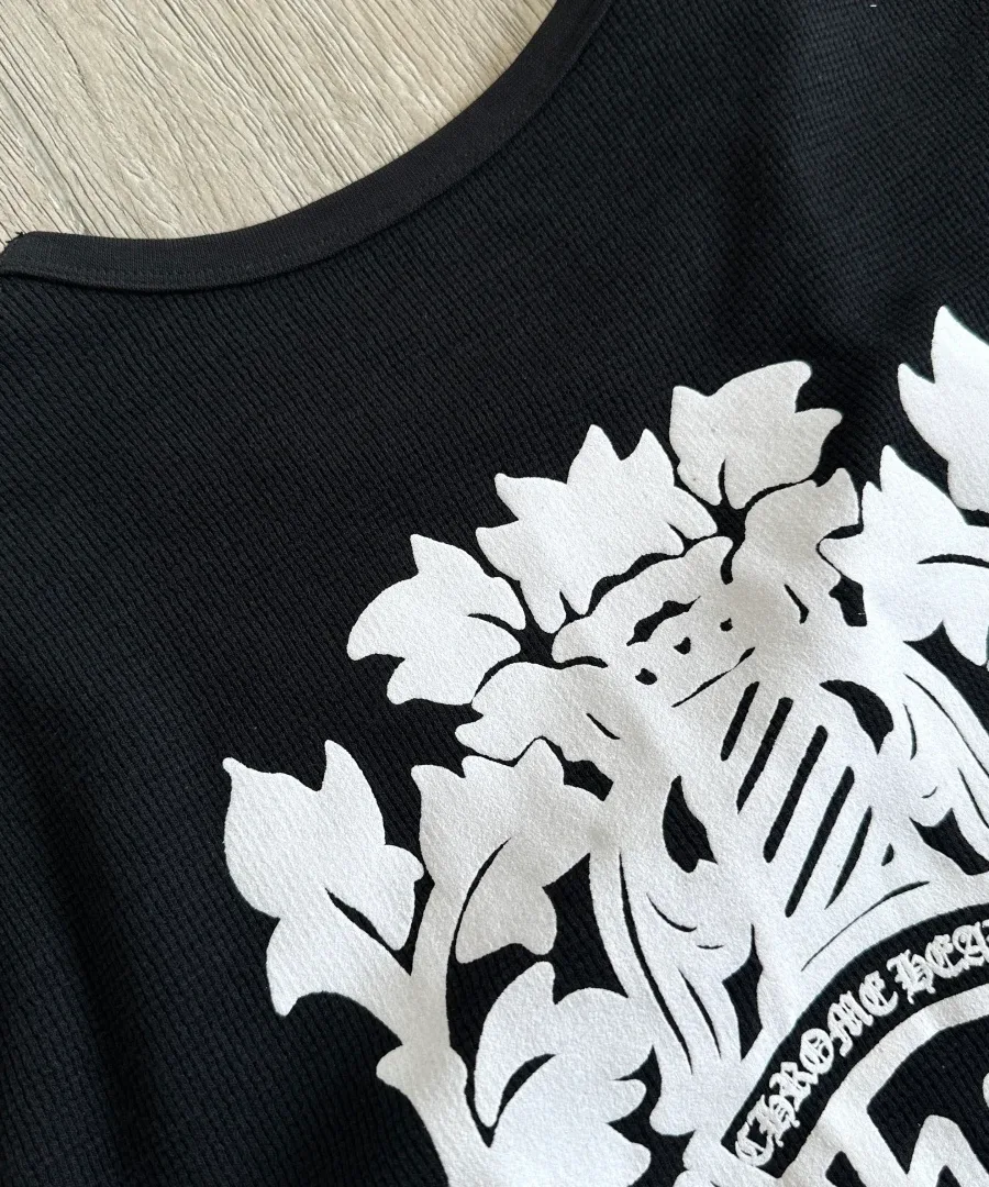 Деталь горловины и принта на спине лонгслива Chrome Hearts