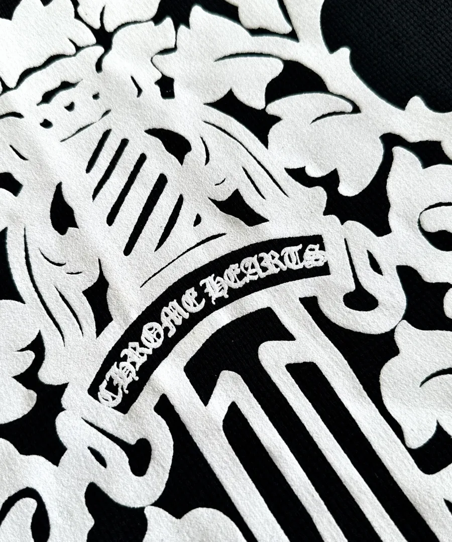 Крупный план принта с кинжалом на лонгсливе Chrome Hearts