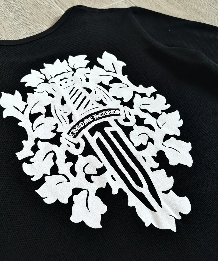 Принт с кинжалом и готическим узором на лонгсливе Chrome Hearts