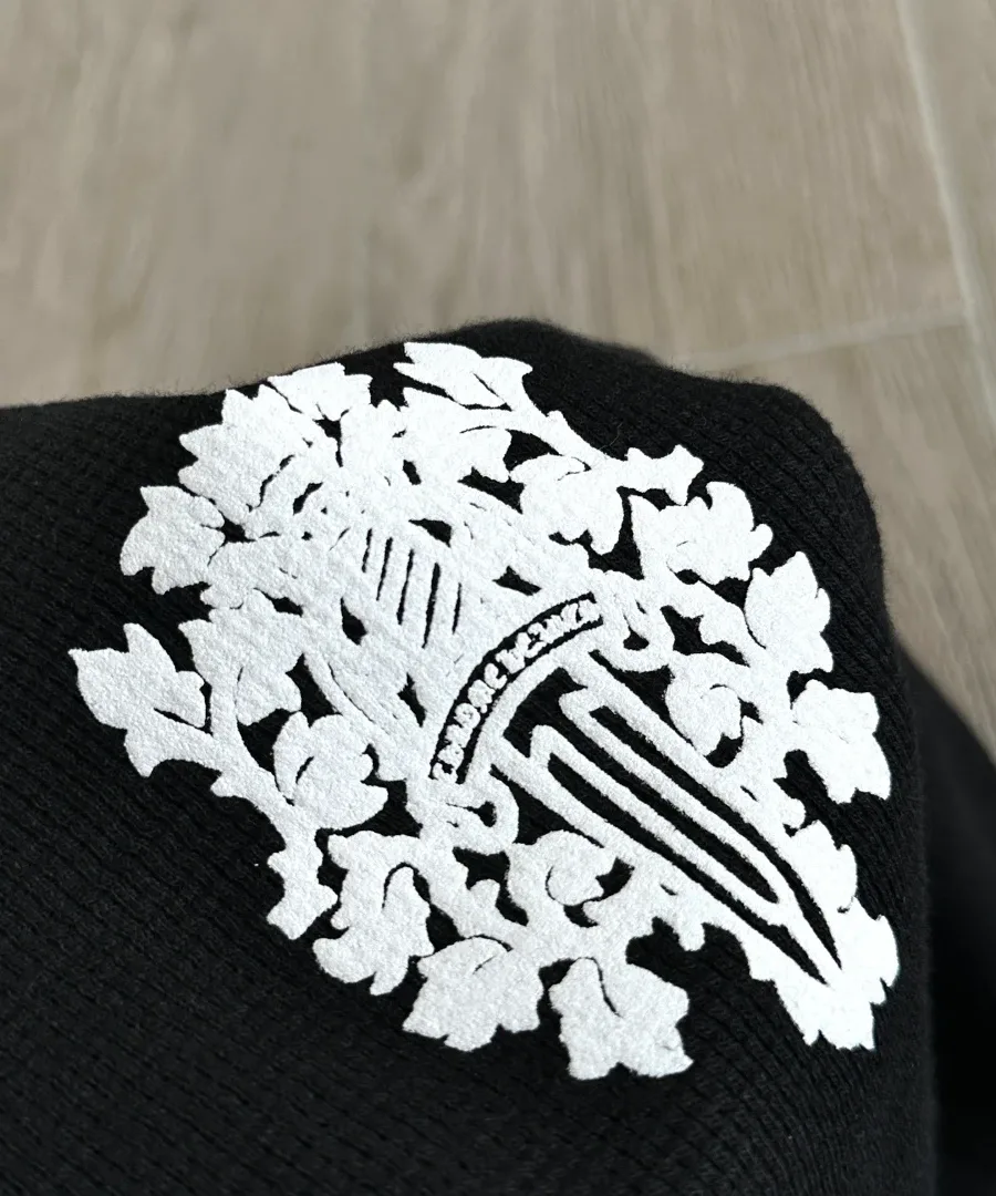 Деталь принта на лонгсливе Chrome Hearts