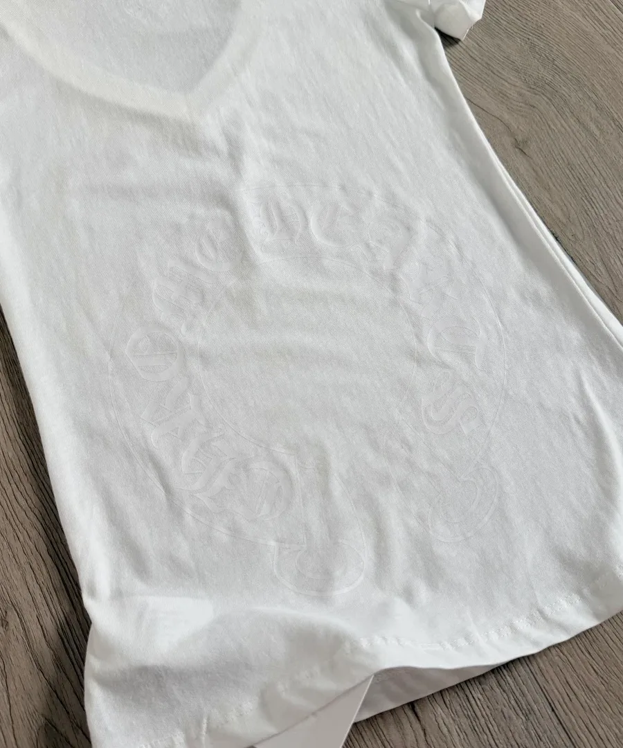 Спинка футболки Chrome Hearts с крупным принтом в тон