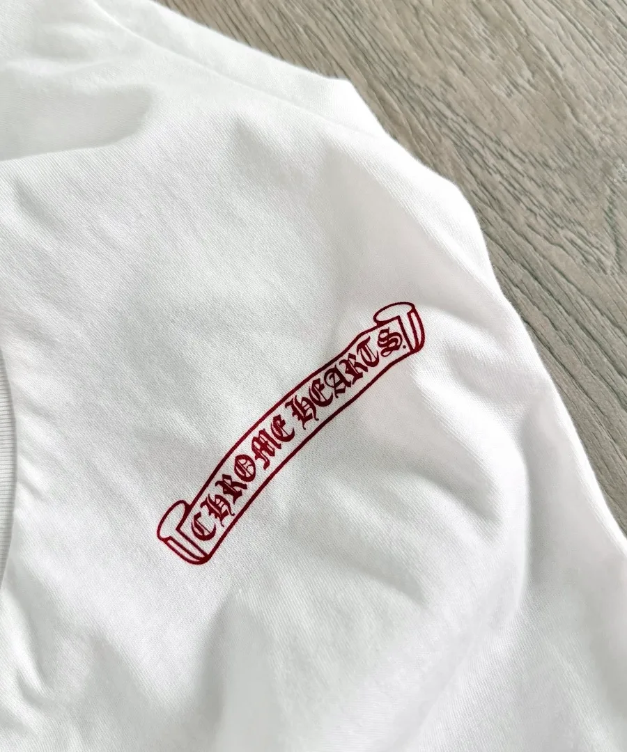 Деталь: красный принт с логотипом Chrome Hearts на груди