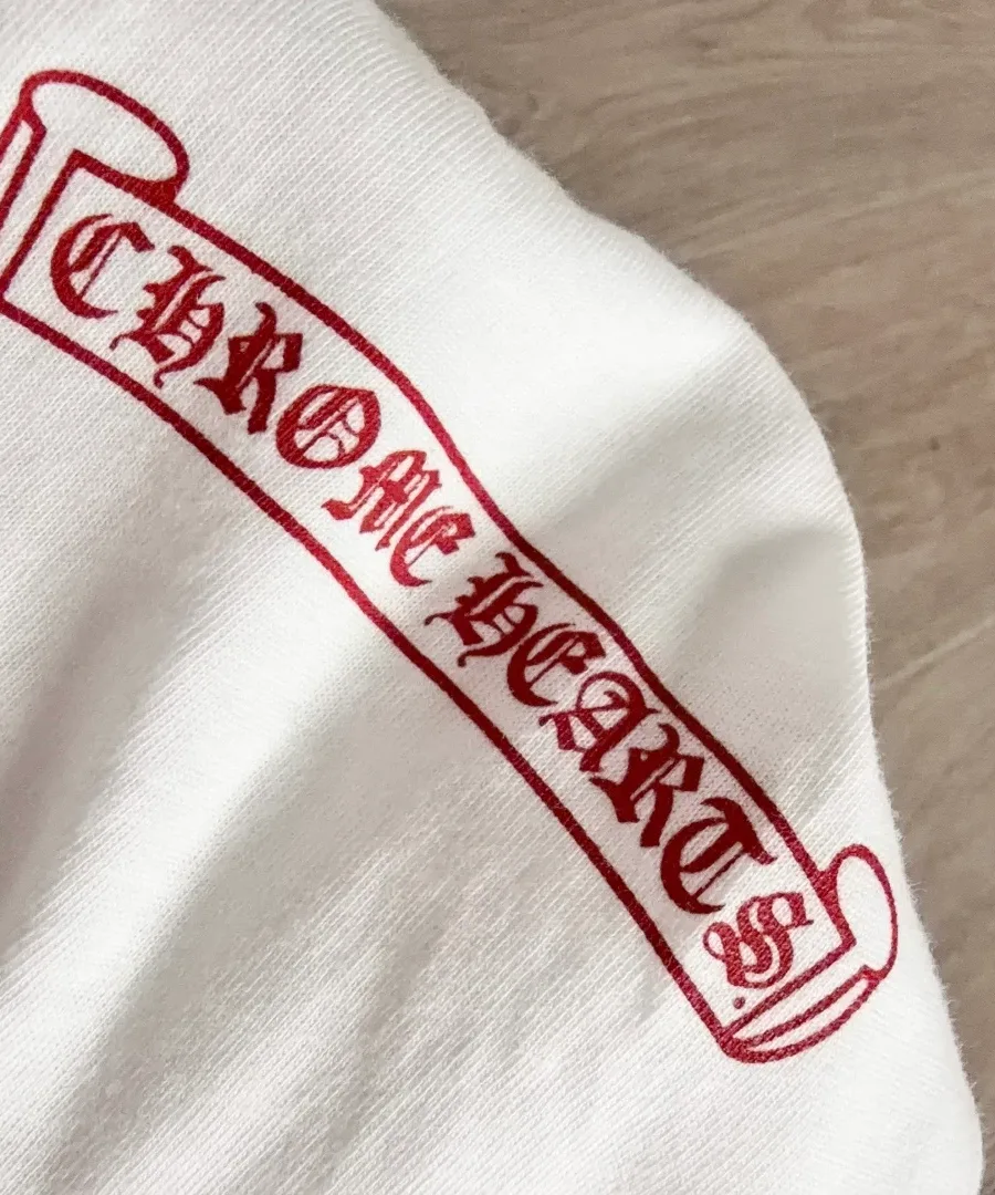 Крупный план красного принта Chrome Hearts на рукаве