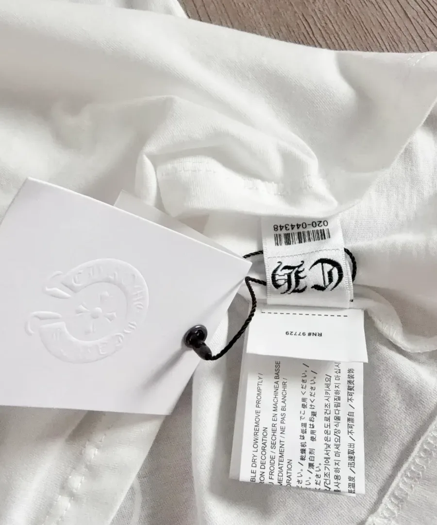 Фирменная бирка и ярлык футболки Chrome Hearts