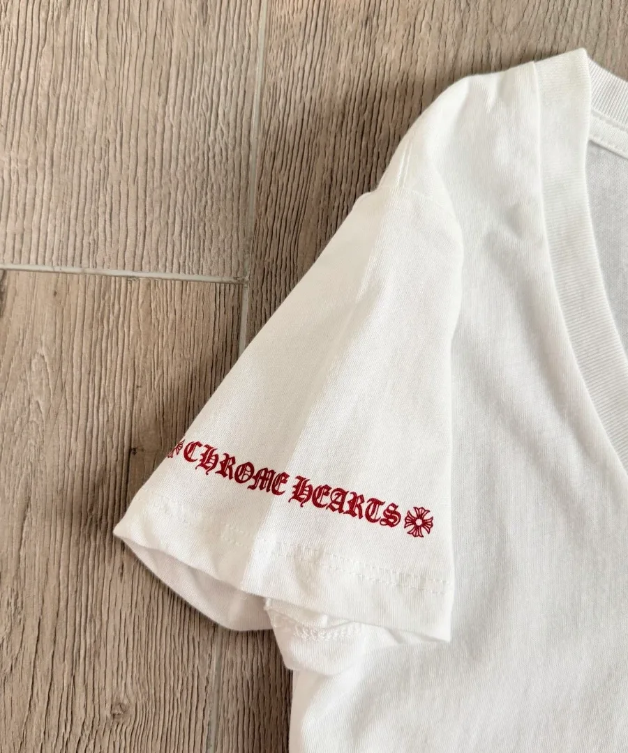 Деталь рукава с красным принтом Chrome Hearts