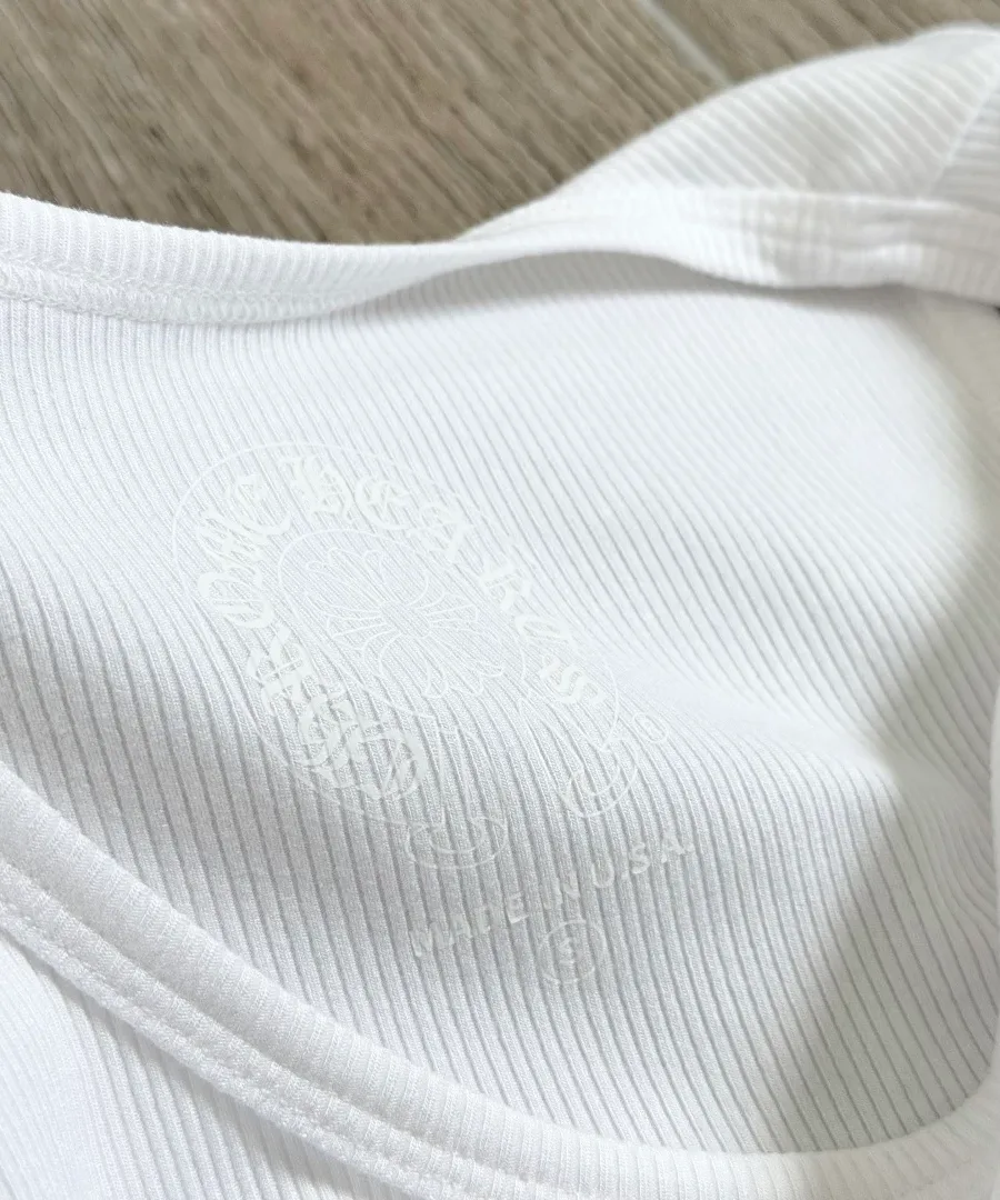Деталь внутренней стороны горловины с белым принтом Chrome Hearts