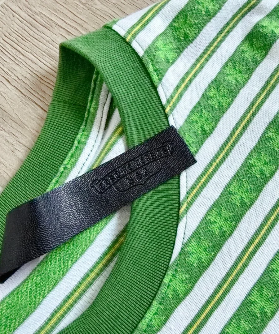 Кожаная нашивка с тиснением на воротнике футболки Chrome Hearts