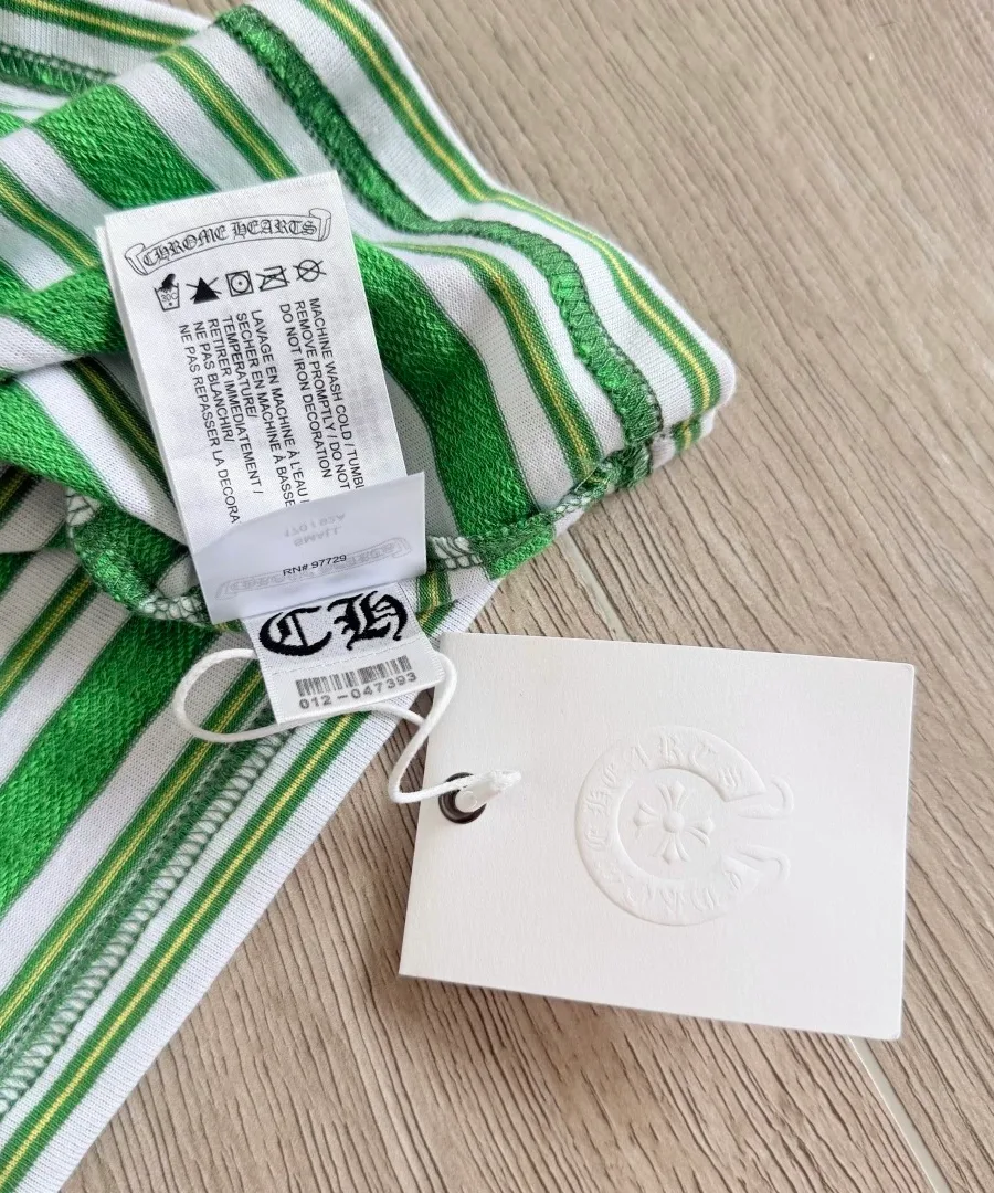 Бирка с рекомендациями по уходу зеленой майки Chrome Hearts