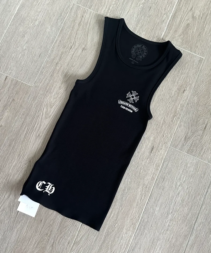 Черная майка Chrome Hearts в рубчик, вид спереди под углом