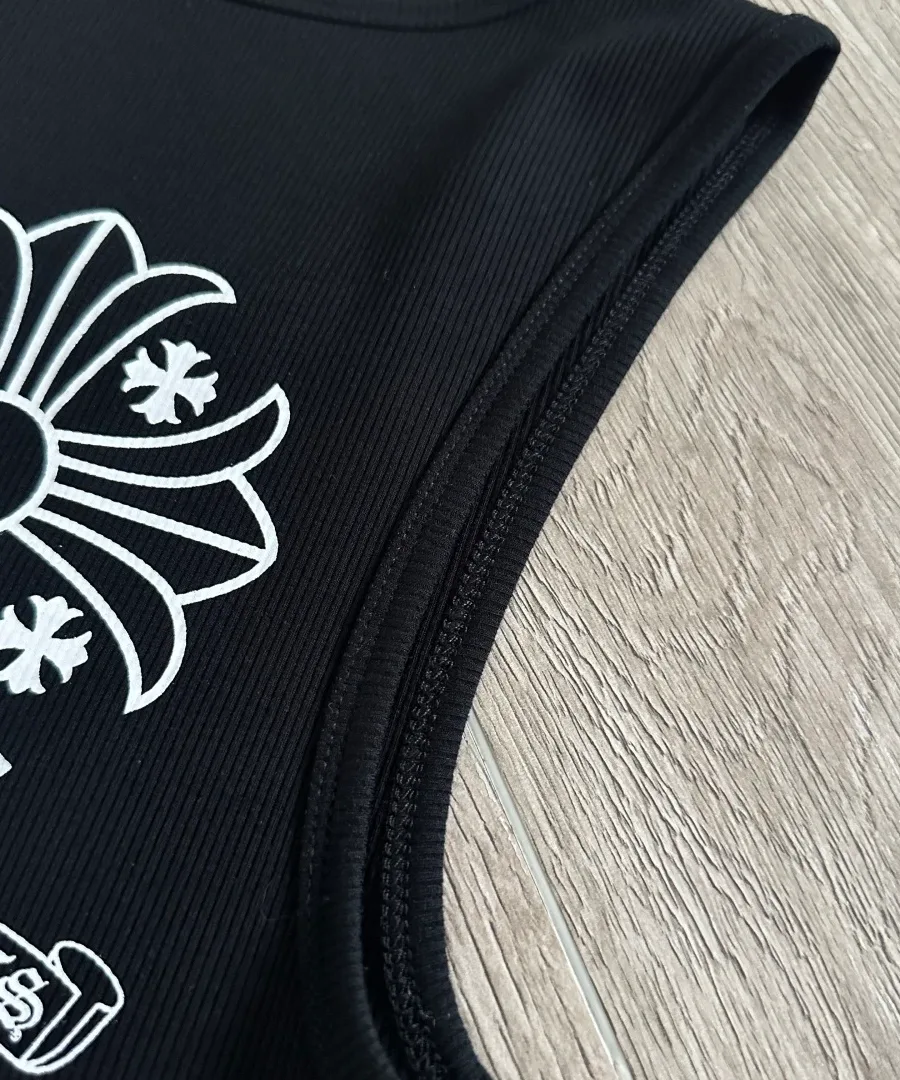 Крупный план проймы и принта на спине майки Chrome Hearts