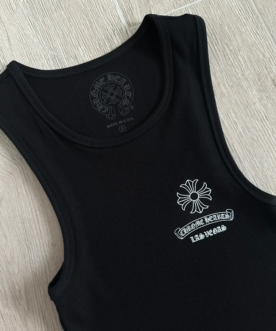 Верхняя часть черной майки Chrome Hearts спереди
