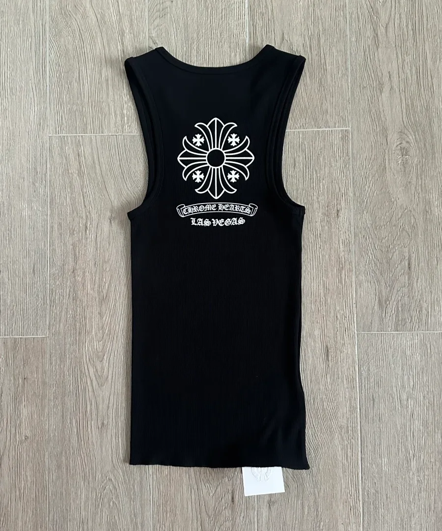 Черная майка Chrome Hearts в рубчик, вид сзади с принтом креста