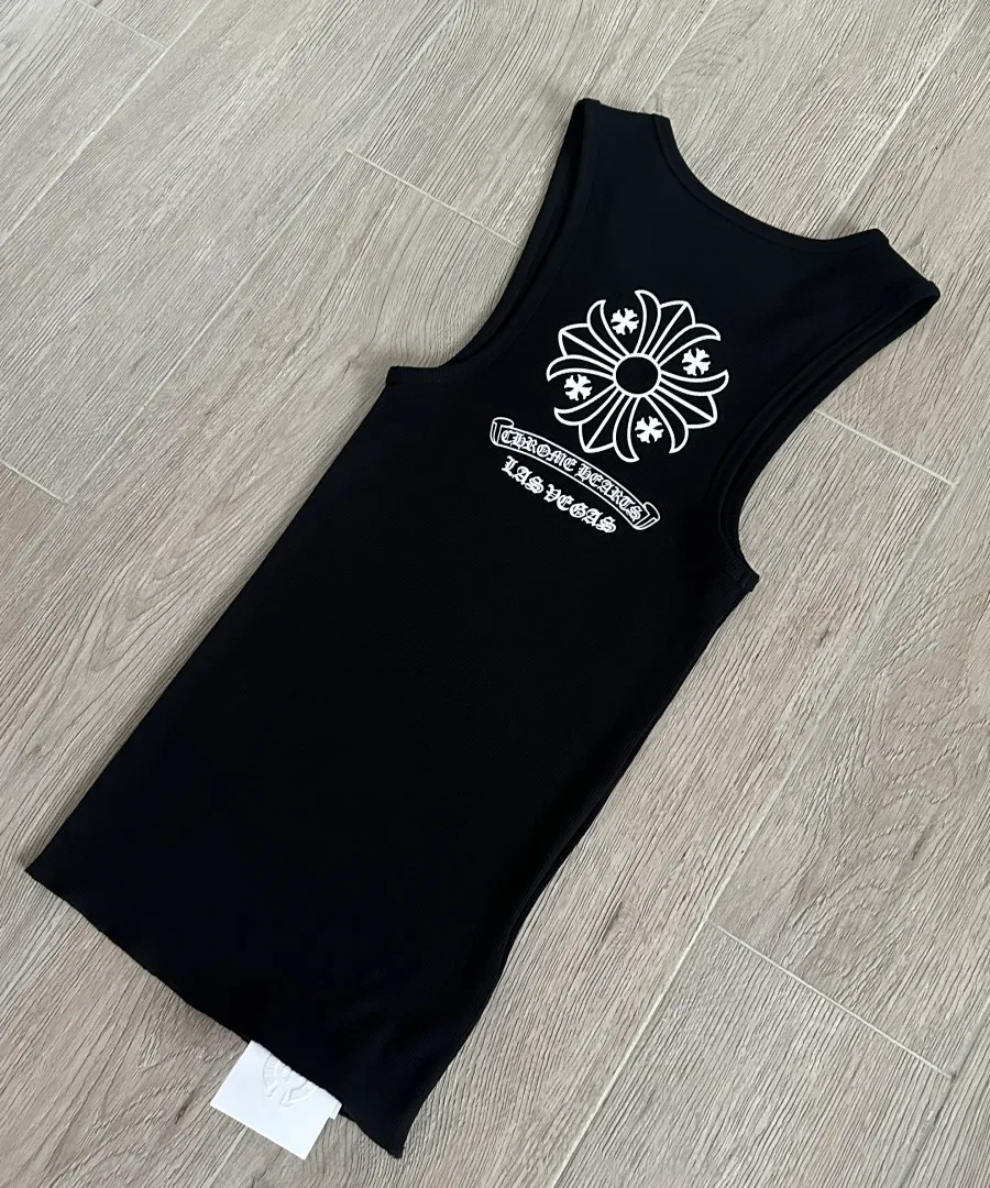 Черная майка Chrome Hearts в рубчик, вид сзади под углом