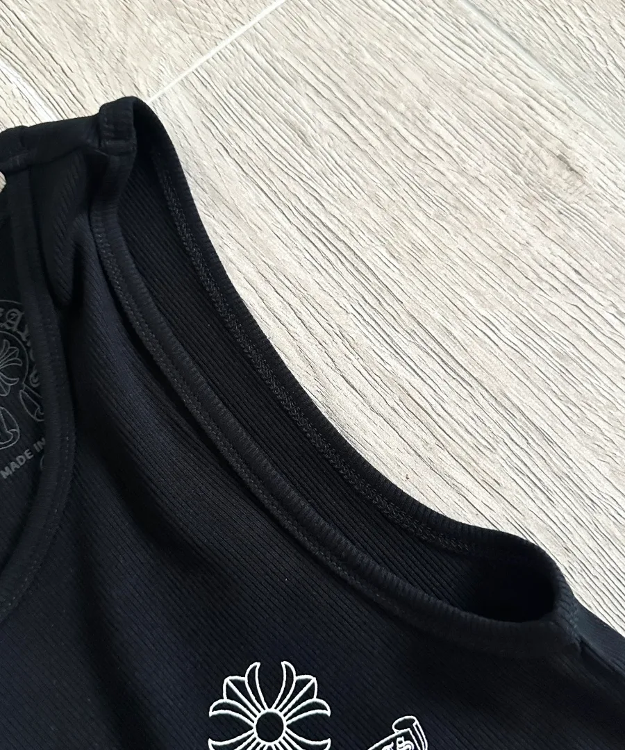 Деталь горловины и проймы черной майки Chrome Hearts