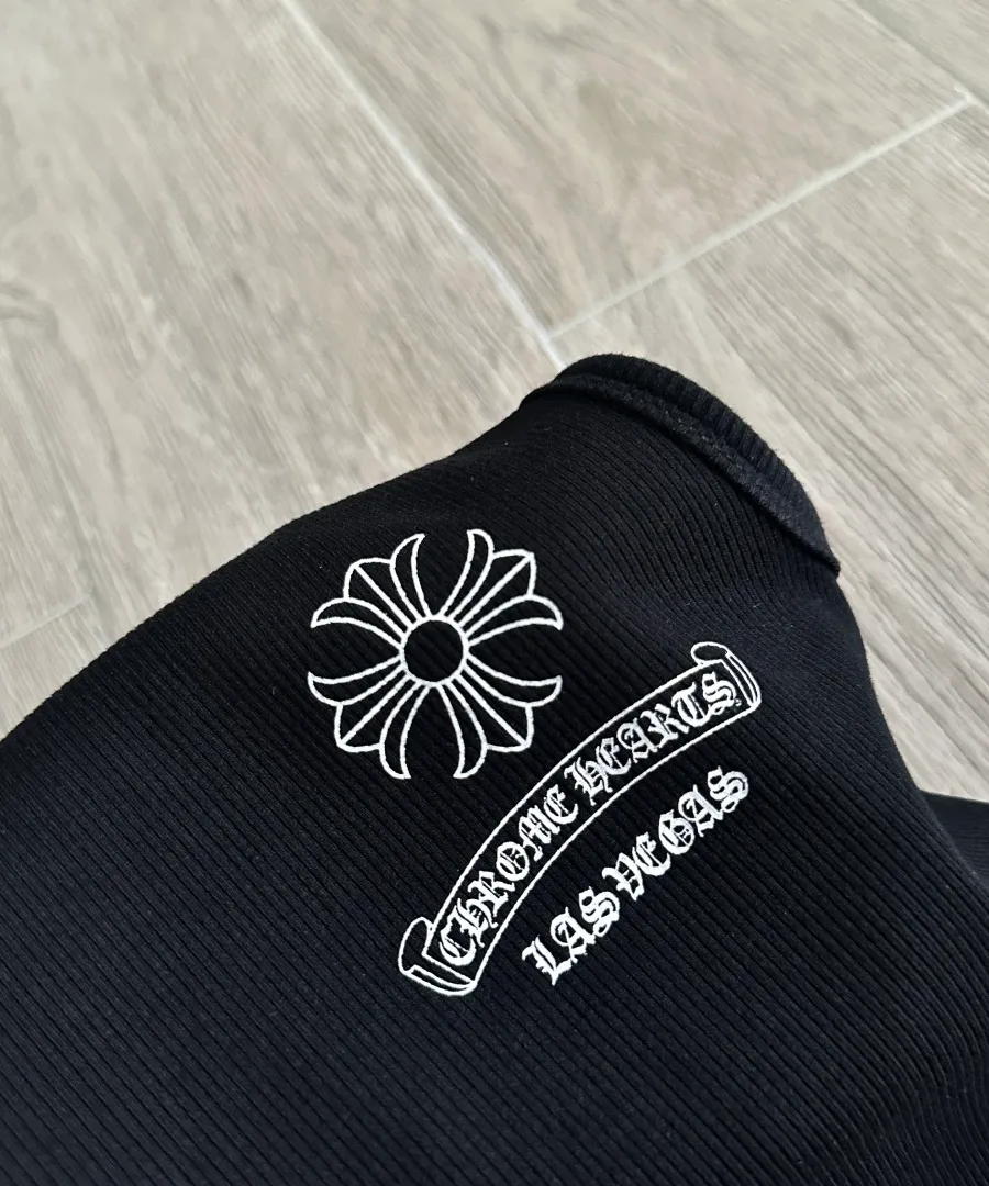 Принт с логотипом на груди черной майки Chrome Hearts