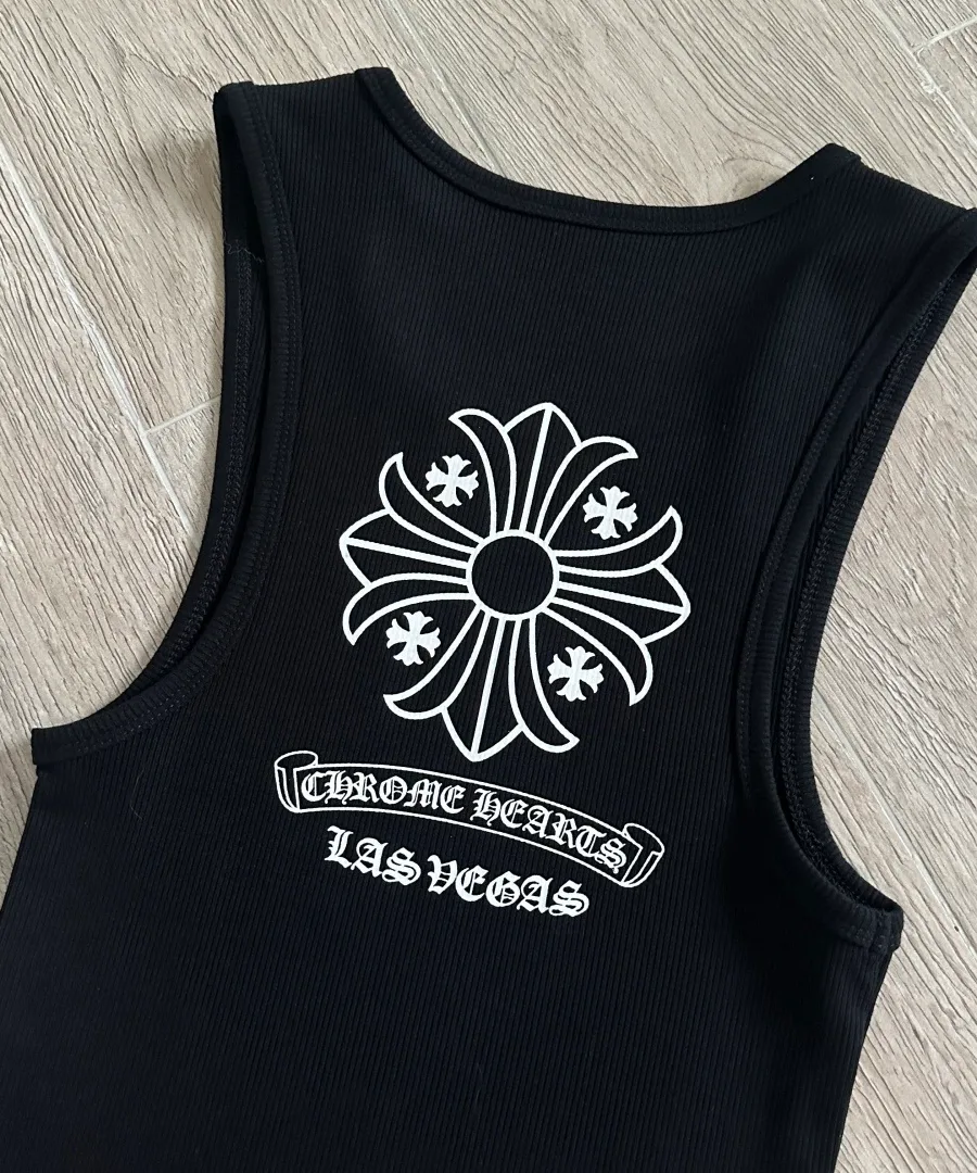 Принт с крестом и надписью Las Vegas на спине майки Chrome Hearts