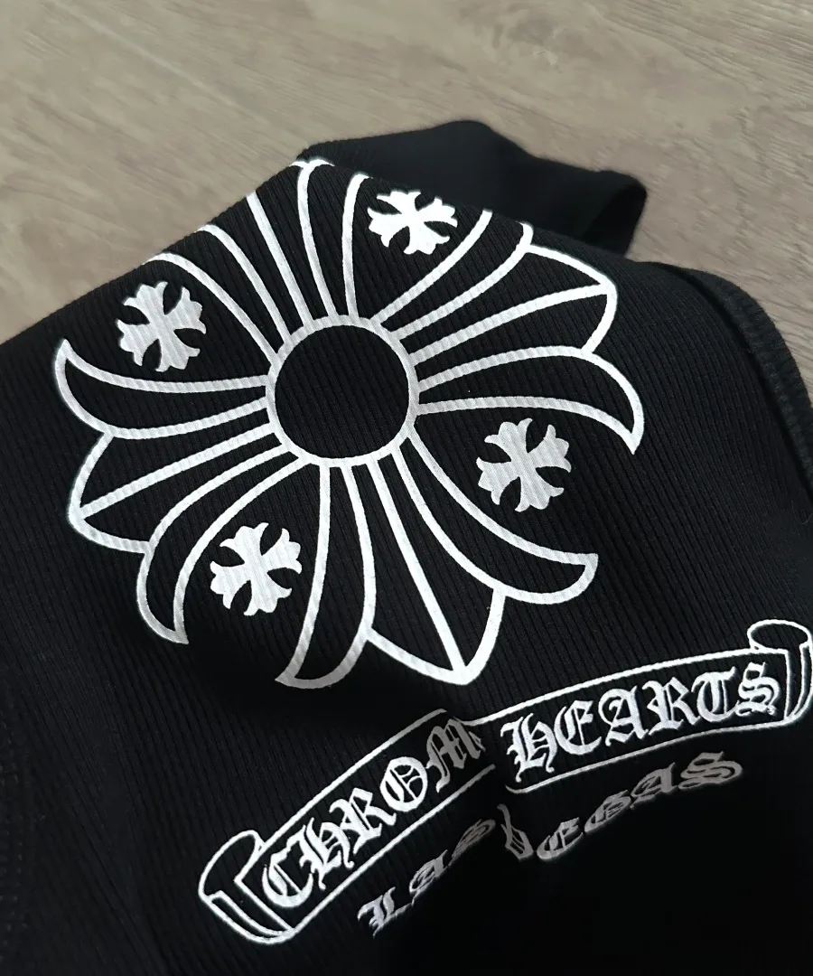 Крупный план принта с крестом на спине майки Chrome Hearts
