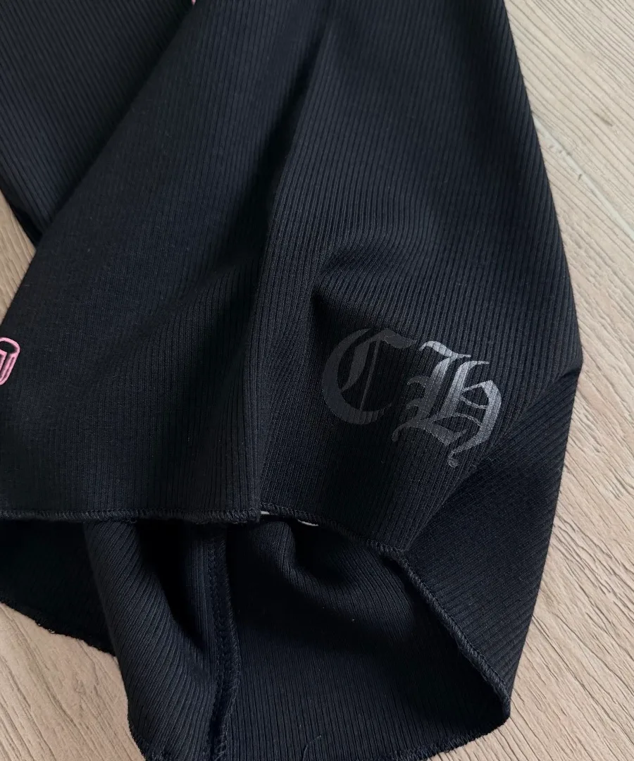 Тональный логотип CH на подоле черного платья-майки Chrome Hearts