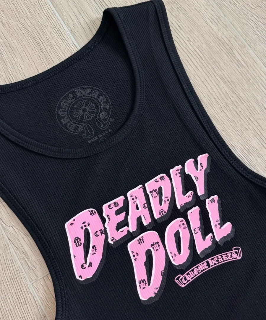 Принт Deadly Doll на груди черного платья-майки Chrome Hearts