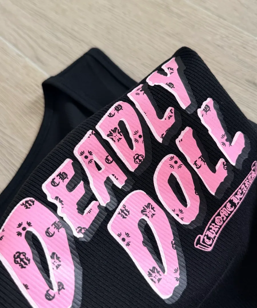 Деталь розового принта Deadly Doll на черном платье-майке