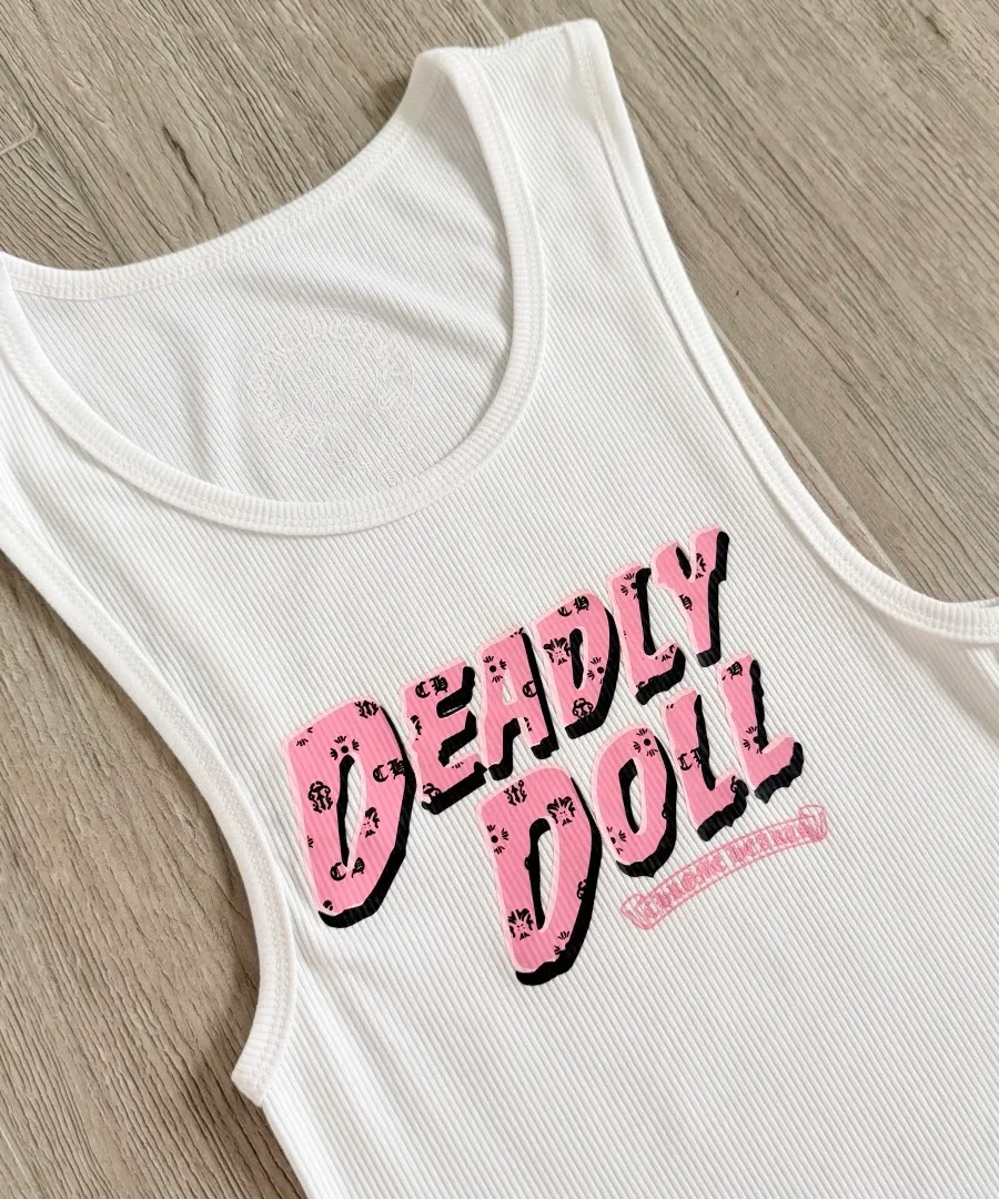 Розовый принт Deadly Doll на груди белого платья-майки Chrome Hearts